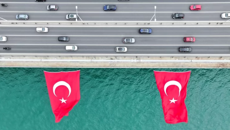 23 Nisan’da Türk bayrakları 15 Temmuz Şehitler Köprüsü’nde dalgalandı