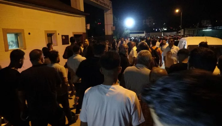 Adıyaman’da 2 amirin şehit olduğu saldırıda vatandaşlar polis merkezine akın etti