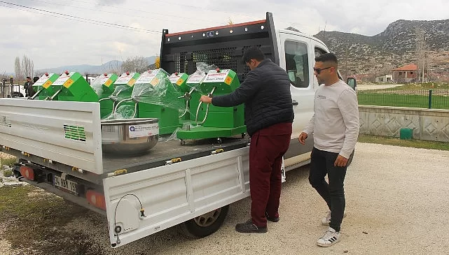 Antalya Büyükşehir kovan ve makine teçhizat desteğini sürdürüyor