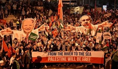 Ayasofya önünnde toplanan kalabalık Gazze için meşalelerle Eminönü’ne yürüdü