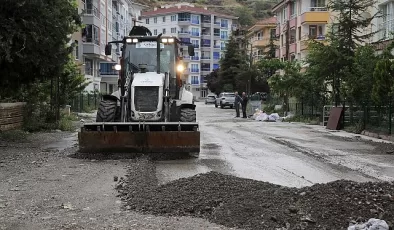 Çankaya Belediyesi, Ankara’da etkili olan ve normalin üzerinde yağan yağmurun ardından ulaşımı engelleyen taş toprak yığınlarını temizledi