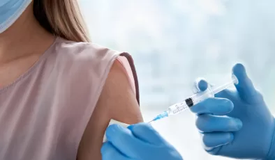 COVID aşılarının insanları mıknatısa çevirdiğini iddia eden doktordan haber var