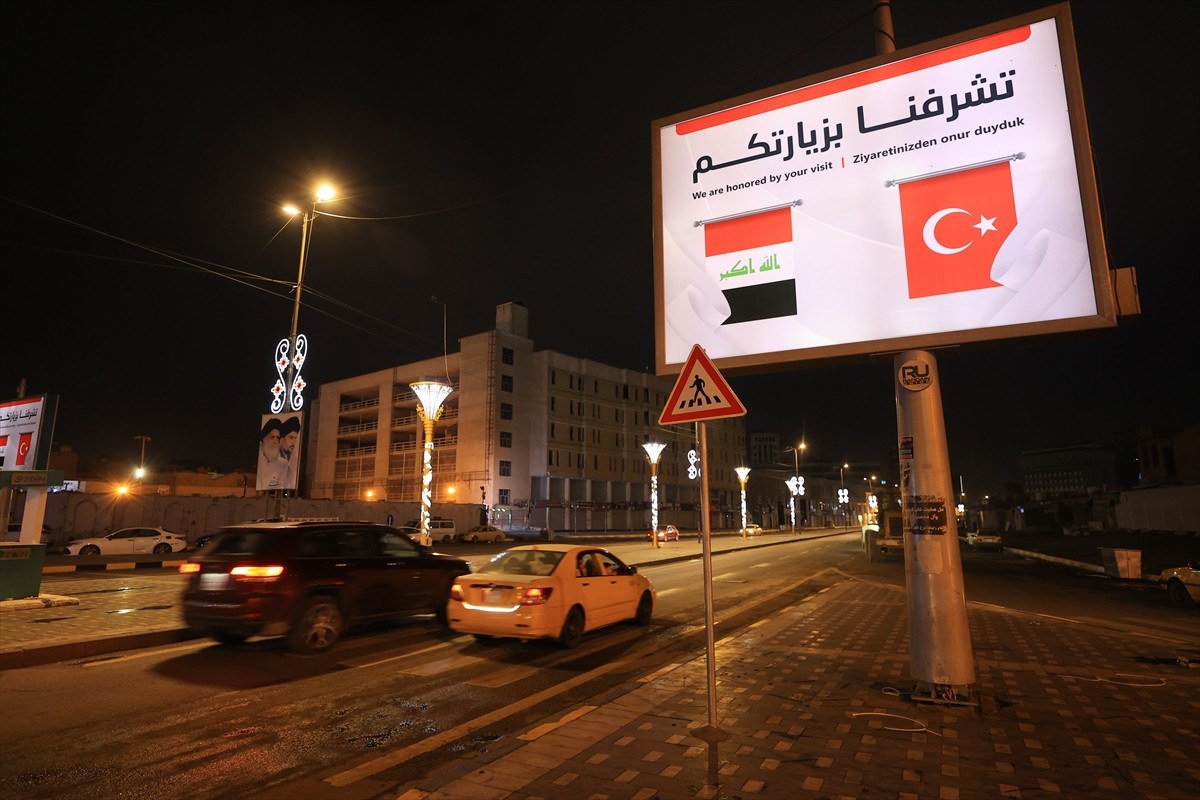 cumhurbaskani erdogan iraka gidiyor caddelere turk bayraklari asildi 0 SOuZBAMu