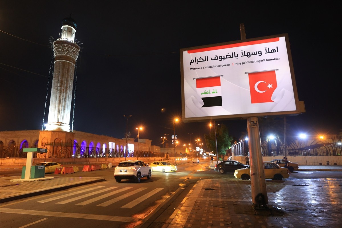 cumhurbaskani erdogan iraka gidiyor caddelere turk bayraklari asildi 4