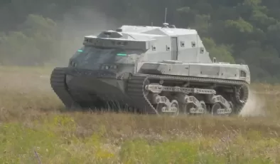 DARPA’nın 12 tonluk otonom robot tankı RACER, “yeşil gözleriyle” görenleri şaşırtıyor