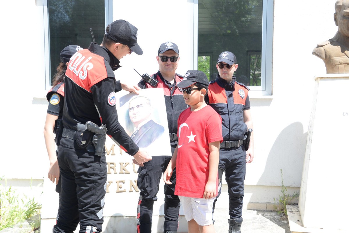 diyarbakirda ataturk bustunu islak mendille silen poyraza polis ekiplerinden hediye 0 VYZmUJI7