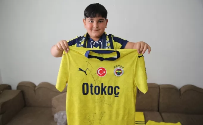 Fenerbahçe’den küçük taraftar Sami Yusuf’a jest
