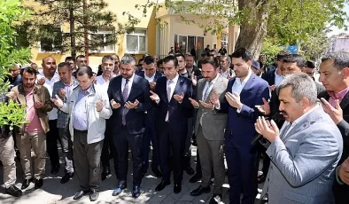 Geçtiğimiz günlerde mazbatasını alan Karaman Belediye Başkanı Savaş Kalaycı, dualarla ve kurban kesilerek görevine başladı