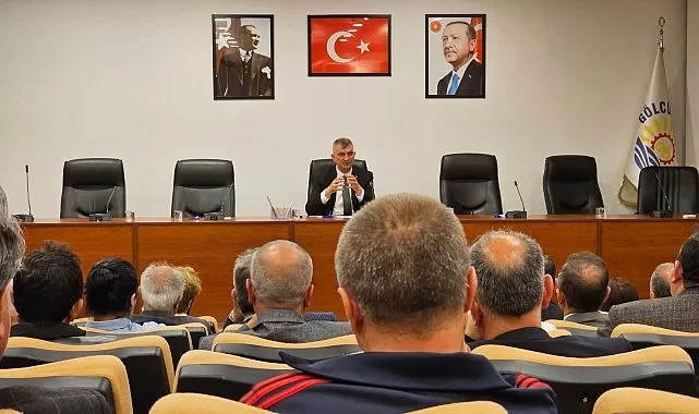 Gölcük Belediye Başkanı Ali Yıldırım Sezer, 31 Mart’ta düzenlenen yerel seçimlerin ardından mazbatalarını alan muhtarlara başarılar diledi