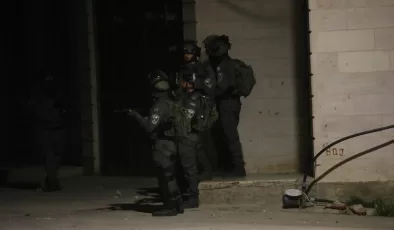 İsrail askerleri Batı Şeria’da 40 Filistinliyi gözaltına aldı