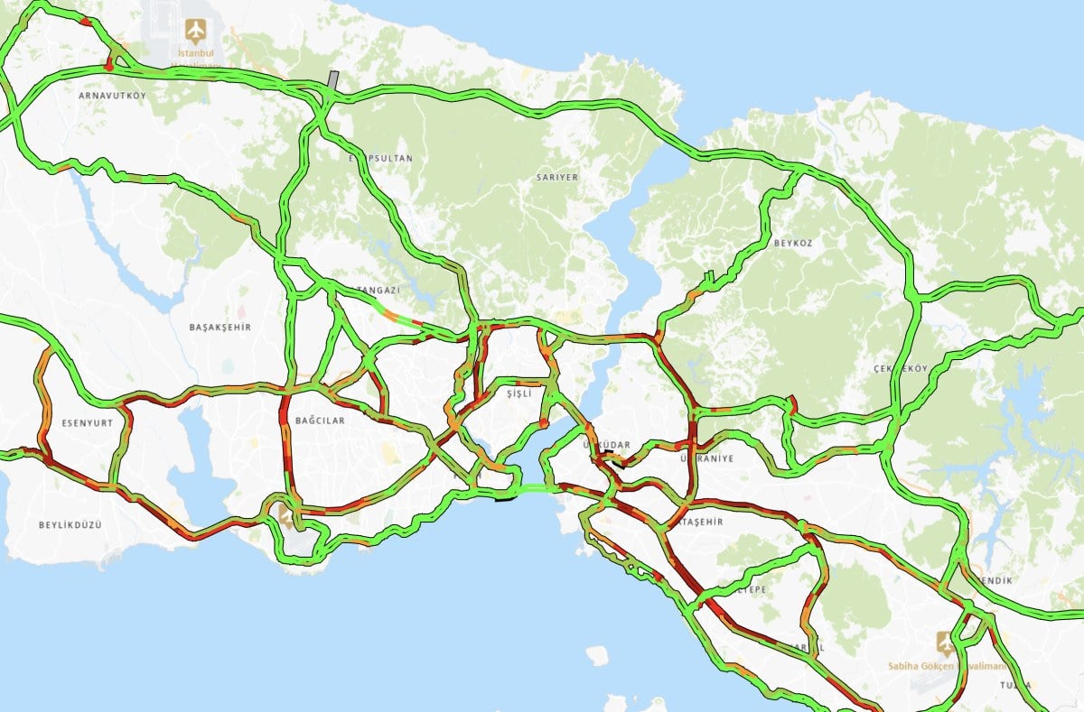 istanbulda saganak yagis trafigi vurdu uzun arac kuyruklari olustu 0 gIQHYsD8