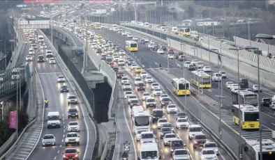 İstanbul’da sağanak yağış trafiği vurdu: Uzun araç kuyrukları oluştu