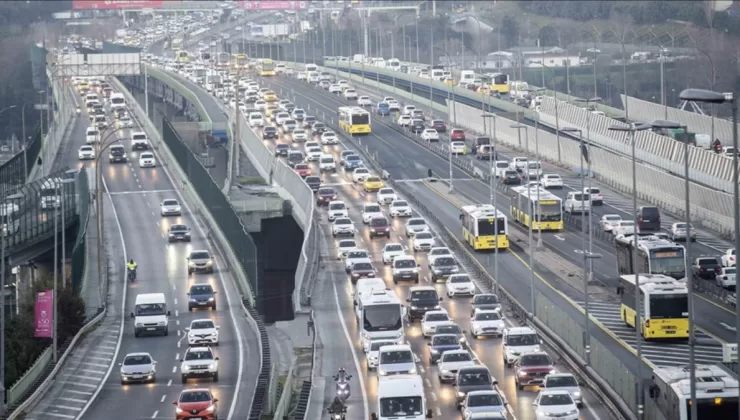 İstanbul’da sağanak yağış trafiği vurdu: Uzun araç kuyrukları oluştu