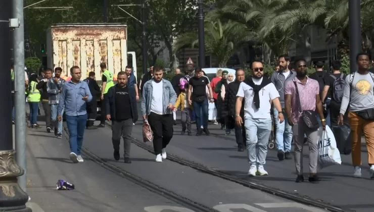 İstanbul’da tramvay arızalanınca yolcular raylarda yürümek zorunda kaldı