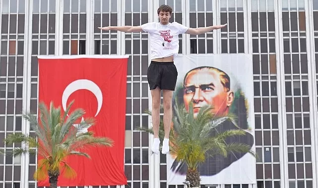 izmirde 19 mayis coskusu cumhuriyet meydani rengarenk ykPYObay jpg