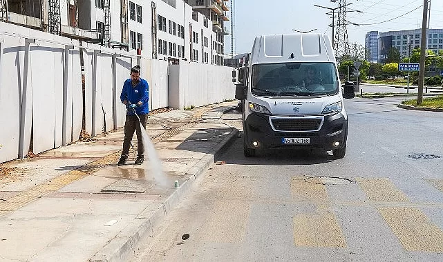İzmir’de her gün 850 işçi 2 bin kilometrelik güzergahı temizliyor