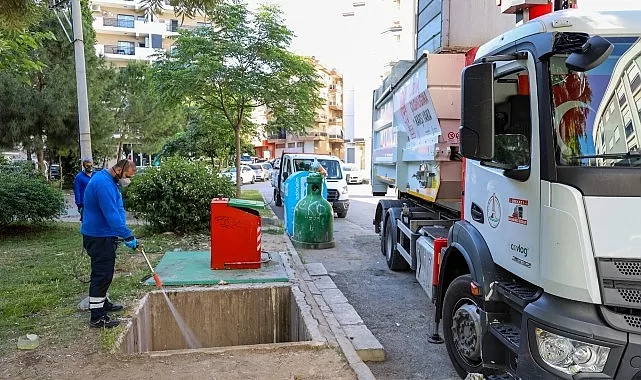 Karşıyaka’da yüzlerce çöp konteyneri tek tek ilaçlanıyor