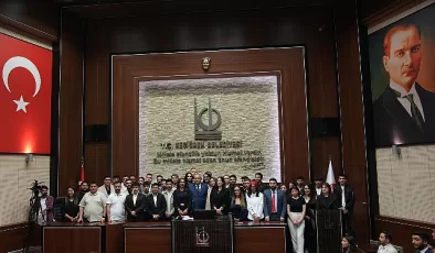 Keçiören Belediyesi Meclisi’nde düzenlenen özel oturumla meclis faaliyetleri gençlere devredildi