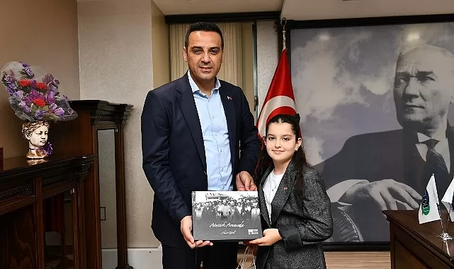 Koltuğunu 10 yaşındaki Deren’e bırakan Çiğli Belediye Başkanı Onur Emrah Yıldız; “Çocukların aydınlık zihinleri rehberimiz olacak”