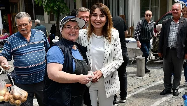 Malkara Belediye Başkanı Nergiz Karaağaçlı Öztürk, Anneler Günü etkinlikleri çerçevesinde Şehitlik Caddesi’nde düzenlenen Kadın Emeği Pazarı’nı ziyaret etti