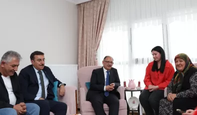 Mehmet Özhaseki, Malatyalı depremzede ailenin evine misafir oldu