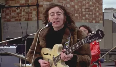 The Beatles grubu üyesi John Lennon’un gitarı rekor fiyata satıldı!