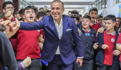 Trabzonspor Teknik Yöneticisi Abdullah Avcı, öğrencilerle buluştu