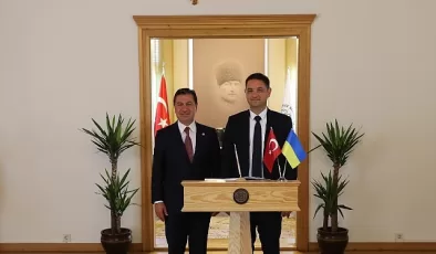 Ukrayna Antalya konsolosu Oleksandr Voronin Muğla Büyükşehir Belediye Başkanı Ahmet Aras’ı ziyaret etti