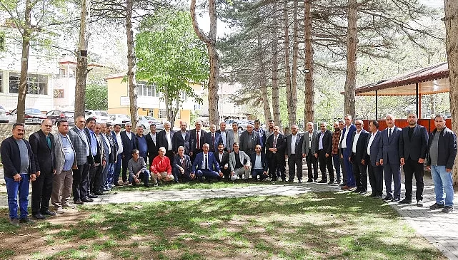 Yahyalı’daki 41 mahalle muhtarı 31 Mart yerel seçimlerinde yeniden Belediye Başkanı seçilen Esat Öztürk’e hayırlı olsun ziyaretinde bulundu