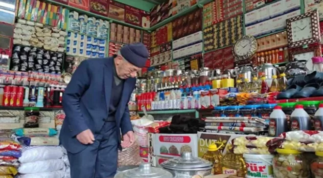 Zincir marketlere rağmen 56 yıldır Türkiye’nin en düzenli bakkalı! Ardahan’da Cengiz Bakkal