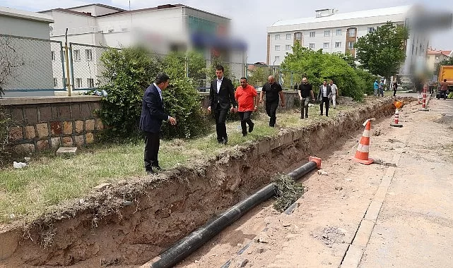 2000 Evler Mahallesi’nde altyapıdan kaynaklı su kesintilerini en aza indirmek için Nevşehir Belediyesi ekipleri, isale hattını yeniliyor