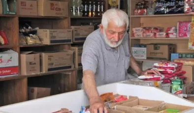 90 yaşındaki Kamil Amca 68 yıldır her gün aynı bakkal dükkanını açıyor