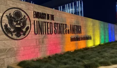 ABD’nin Ankara Büyükelçiliği, LGBT renkleriyle aydınlatıldı