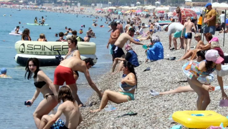 Antalya’da termometreler 41 dereceyi gördü: Sahiller doldu taştı