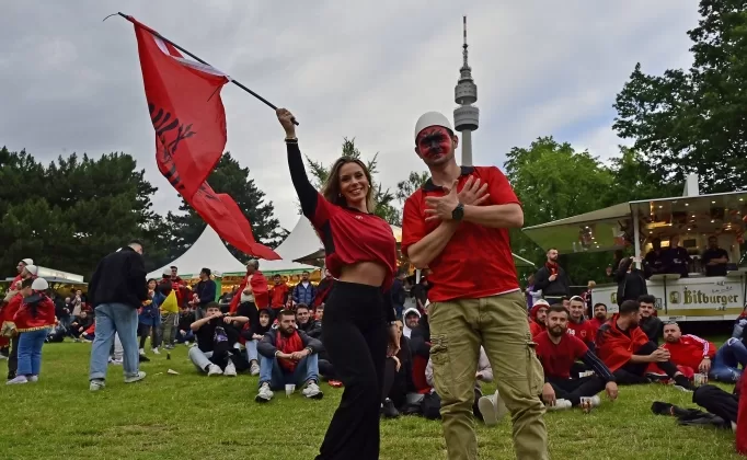 Arnavutluk taraftarları, İtalya hezimetine karşın kutlama yaptı