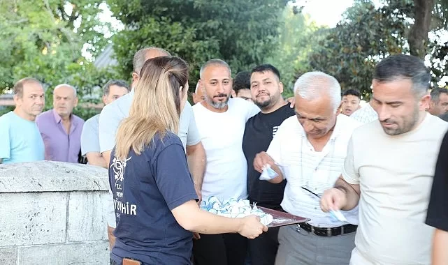 Aydın Büyükşehir Belediyesi, Kurban Bayramı dolayısıyla bayram namazı sonrası vatandaşlarla bayramlaştı
