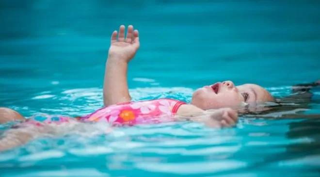 Bebekler havuza ya da denize girebilir mi?Bebeğinizi havuza sokarken dikkat etmeniz gerekenler