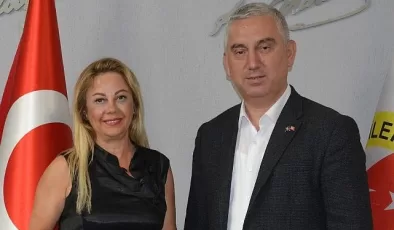 Bergama Belediye Başkanı Prof. Dr. Tanju Çelik İzmir Gazeteciler Cemiyeti Başkanı Dilek Gappi’i Ziyaret Etti