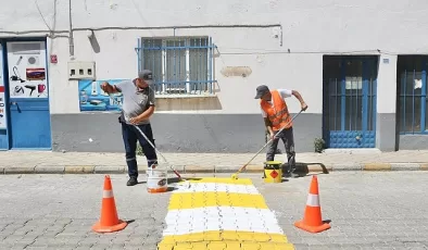 Burhaniye Belediyesi Fen İşleri Müdürlüğü ekipleri, ilçedeki yaya geçitlerini boyayarak yenileme ve bakım çalışmalarına devam ediyor