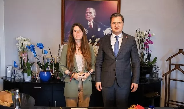 Cumhuriyet Halk Partisi (CHP) Genel Başkan Yardımcısı ve Parti Sözcüsü Deniz Yücel Çeşme Belediye Başkanı Lal Denizli’ye makamında ziyaret etti