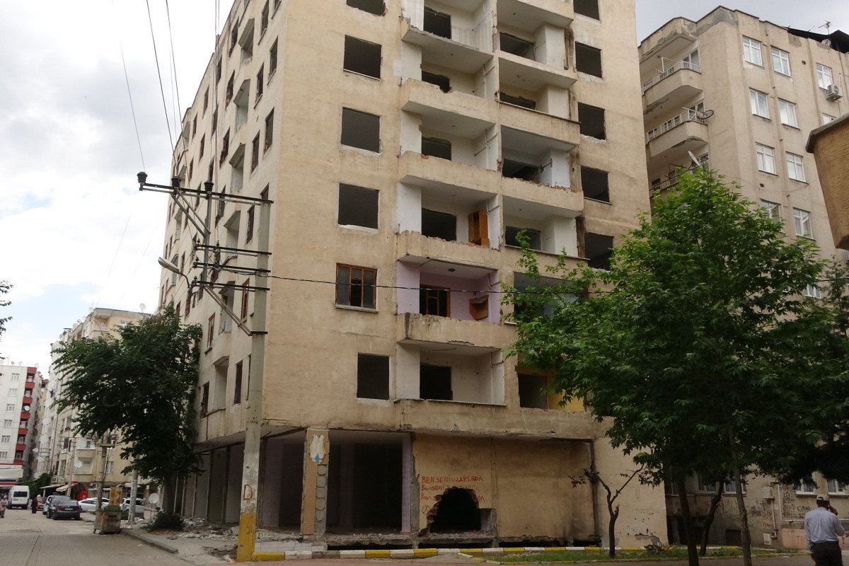 diyarbakirda hasarli binalar yikilmayi bekliyor 0