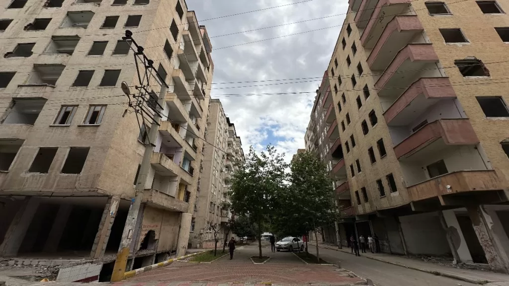 diyarbakirda hasarli binalar yikilmayi bekliyor Xv1reUq6