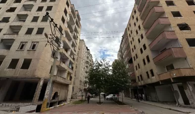 Diyarbakır’da hasarlı binalar yıkılmayı bekliyor