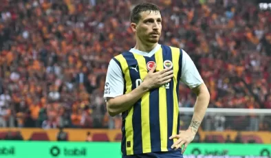 Fenerbahçe taraftarlarından Mert Hakan Yandaş pankartı