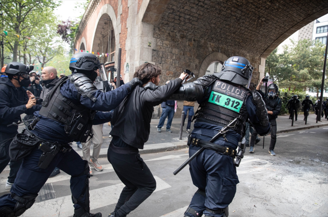 fransadaki 1 mayis kutlamalarinda polisten eylemcilere sert mudahale 0 TqklBP8d