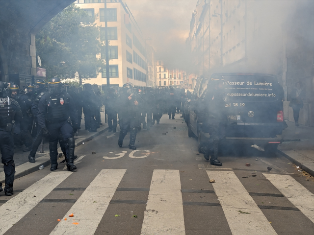 fransadaki 1 mayis kutlamalarinda polisten eylemcilere sert mudahale 5 r592HzLO