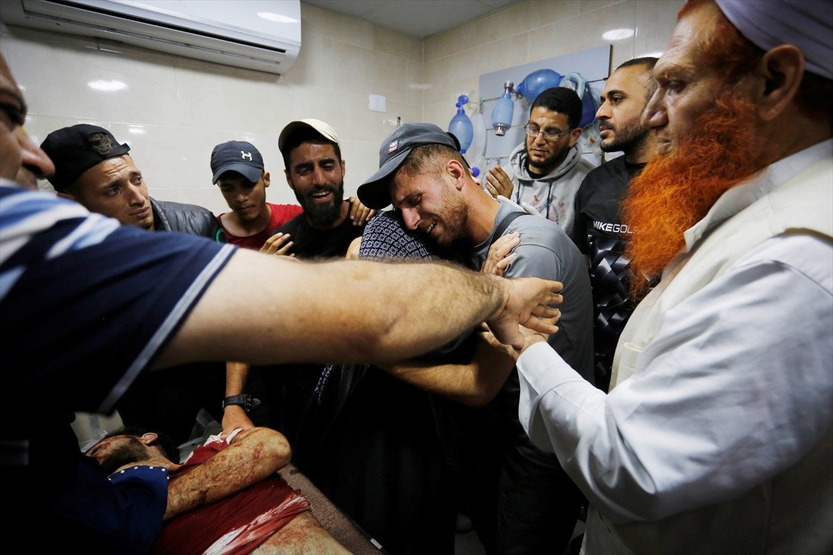 israil ordusu bombaladigi avde hastanesindeki hastalari zorla tahliye ediyor 0 Cc9ZQB73