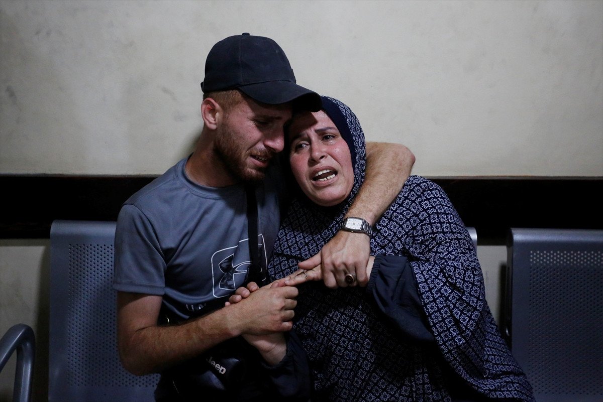israil ordusu bombaladigi avde hastanesindeki hastalari zorla tahliye ediyor 3 MzfPeQVB