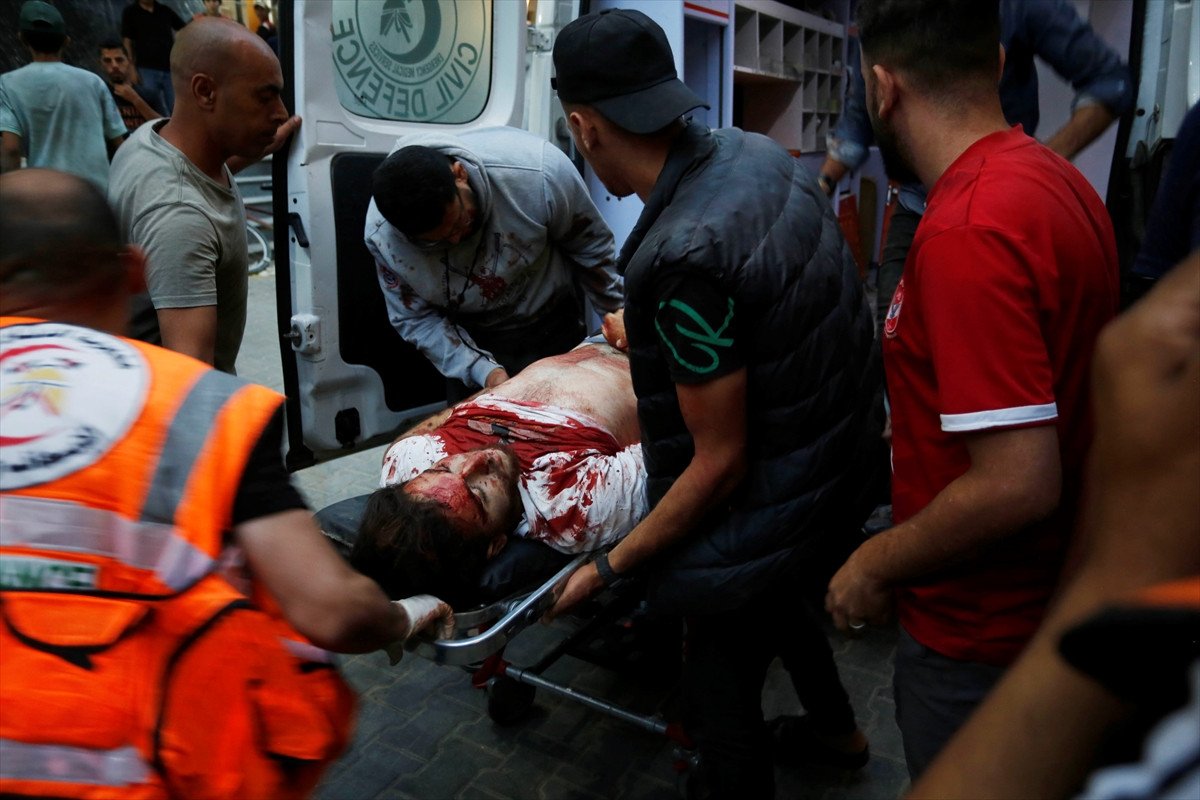 israil ordusu bombaladigi avde hastanesindeki hastalari zorla tahliye ediyor 5
