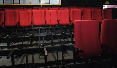 Kemer Belediye Başkanı Necati Topaloğlu Sinema ve tiyatro salonunda koltuklar döşeniyor